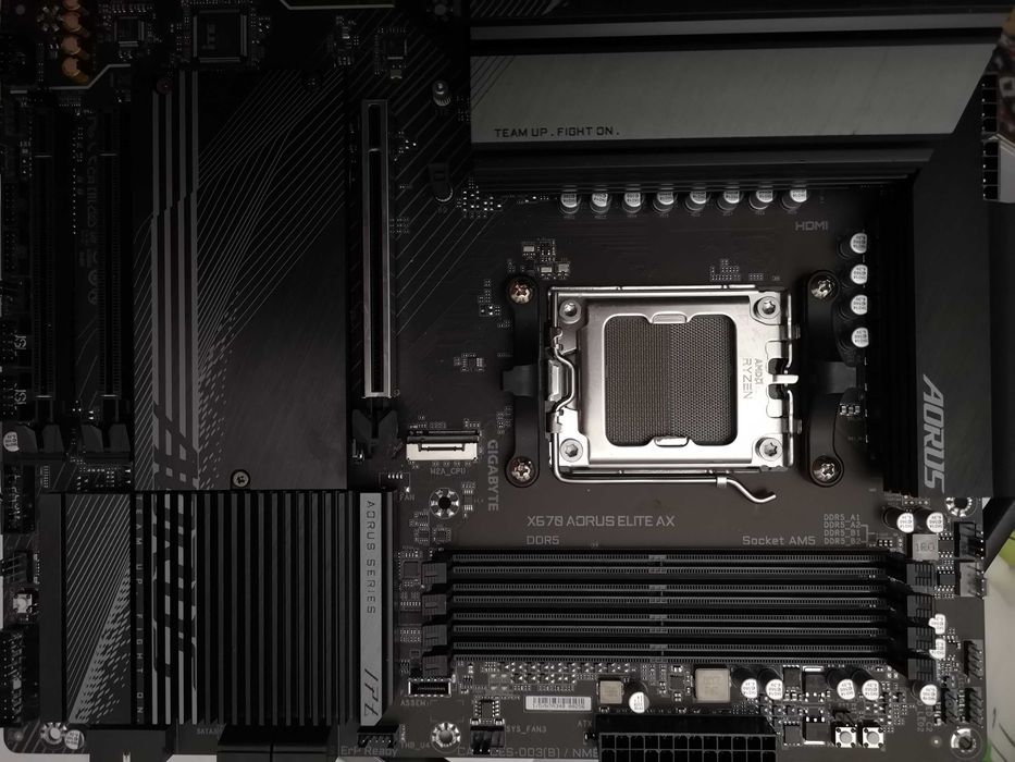 Aorus x670 Gaming motherboard дъно