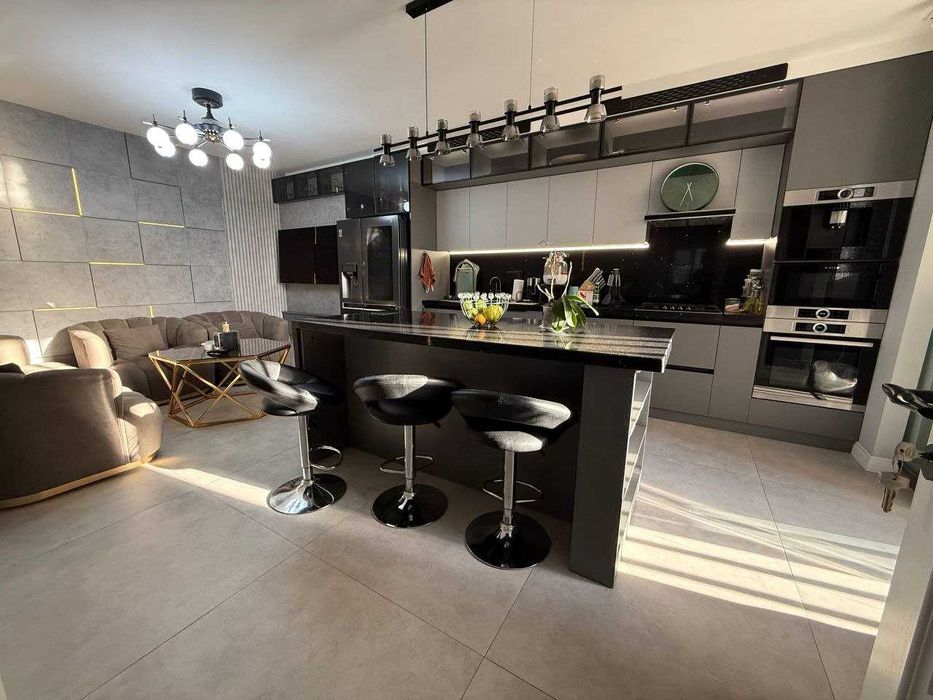 м.Беруни Турин банковский дом 4-комн 5/9 162 м² 2 с/у авторский ремонт