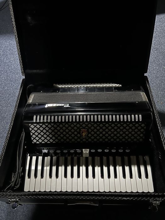 Vând Acordeon Parrot 120 de basi