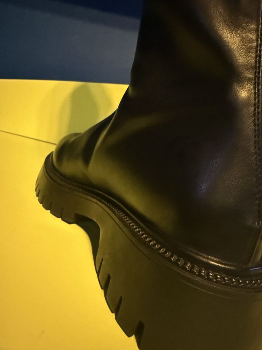 Стилни черни дамски боти