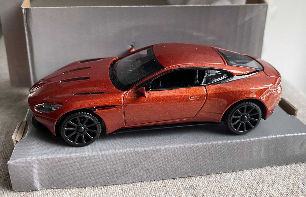 Macheta Aston Martin Db11 1 43 - noua la cutie - metal