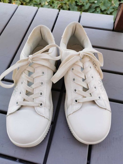 Teniși cu broderie RESERVED, mărime 35, stare foarte bună