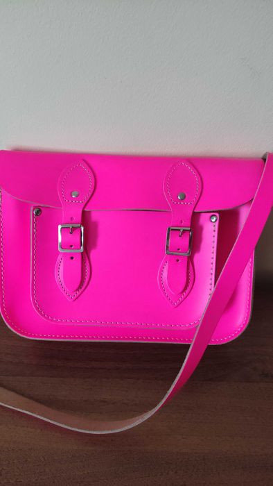 Маркова английска чанта от естествена кожа в неоново розово нова
