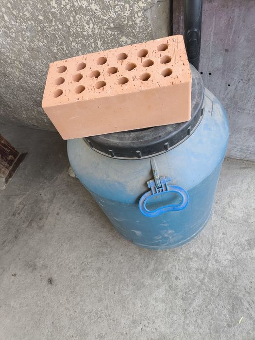 Gisht bor 3pochaka, pochkada 330 dona sifatli gisht , shorlamiydi