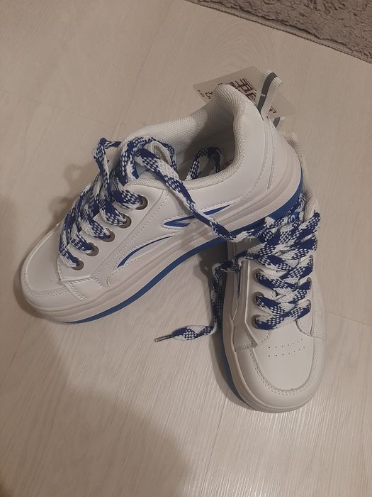 Adidasi noi cu eticheta marimea 36