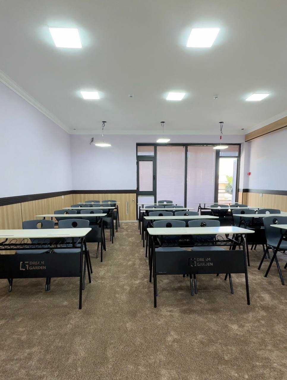 Maktab va o'quv markazlar uchun moslashtirilgan parta stullar.