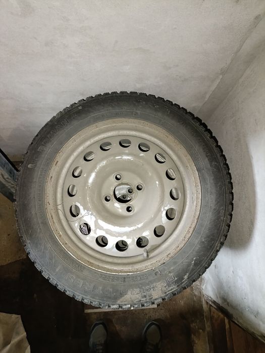 Продам зимние шины на штампованных дисках 205/55 R16