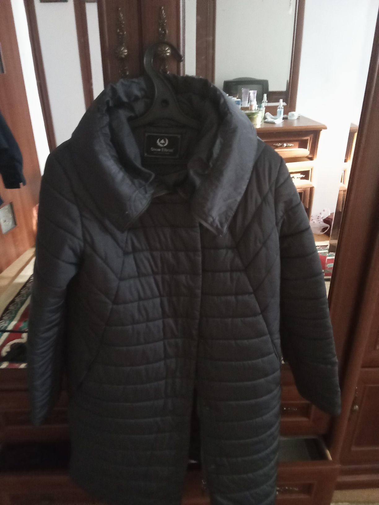 Продам полу шубку цвет черный ,полу пальто,размер 46, зимний куртка