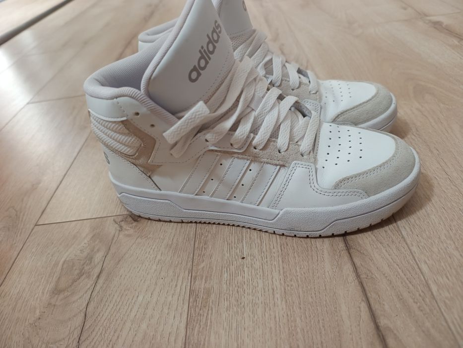 Adidasi foarte puțin purtati