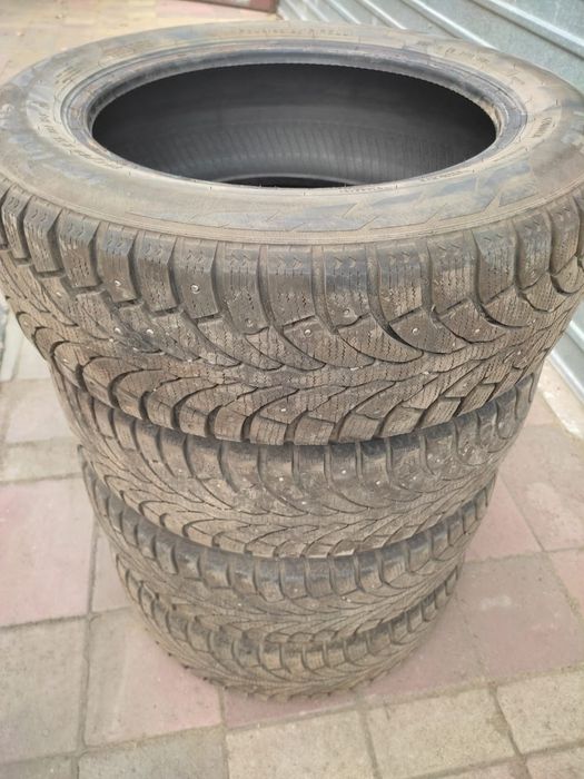 Продам   комплект зимней резины с шипами 185/60 R15