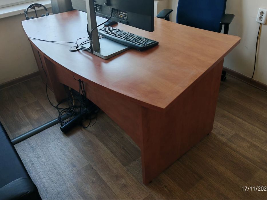 Офисный стол в наличии 2 шутки