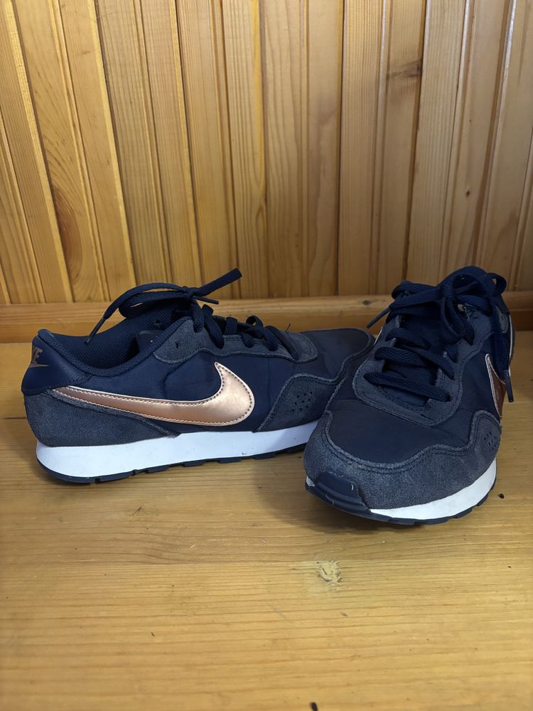 Тъмно сини маратонки Nike