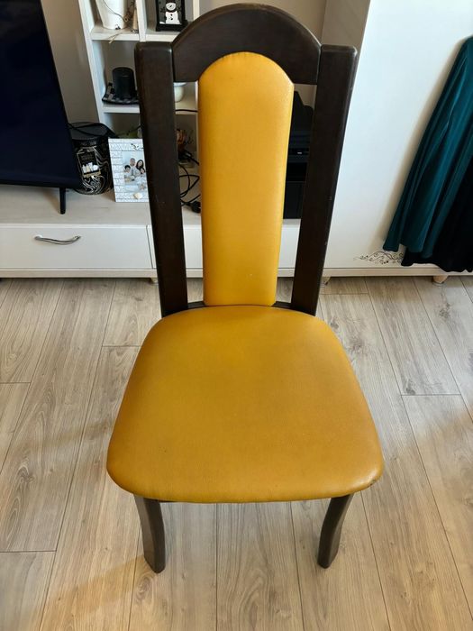 PF vând masă extensibila cu 6 scaune din lemn