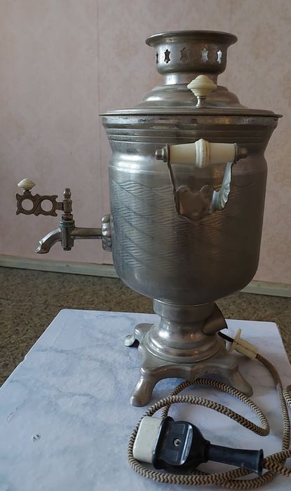 Самовар  электрический, 3 литра, в рабочем состоянии.