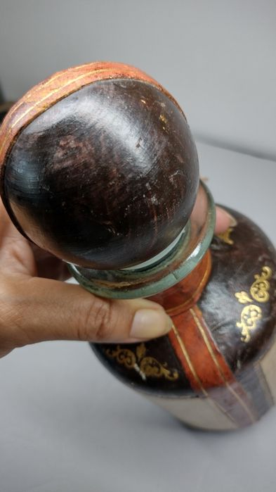 Винтидж стъклена гарафа, декорирана с кожа. Декор грозде и злато