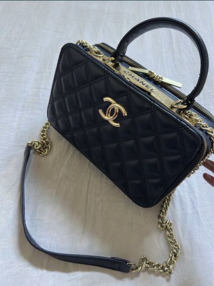 Сумка от chanel.