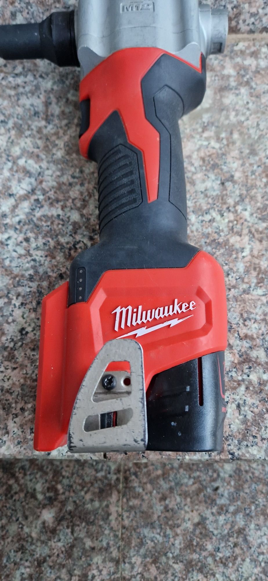 Milwaukee pistol de popnituri pe acumulatori