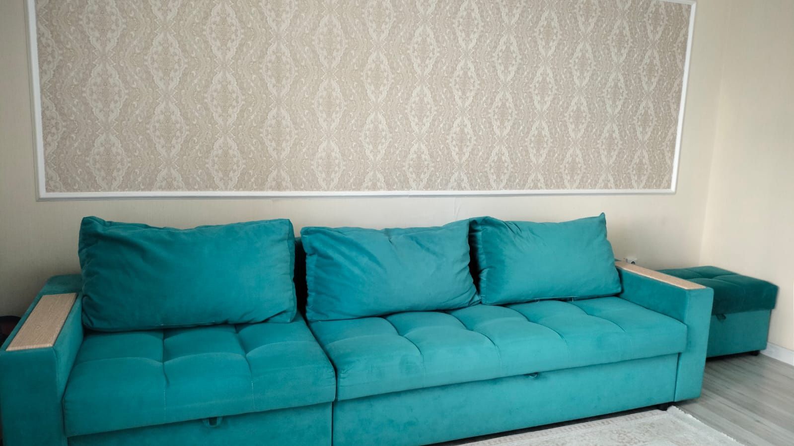 Красивый,удобный диван+пуфик