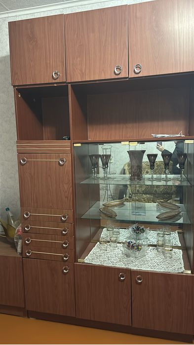 Продам шкаф и сервант, в хорошем сотоянии