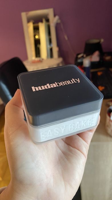 Pudra libera Huda Beauty EasyBake - nuanta Sugar Cookie