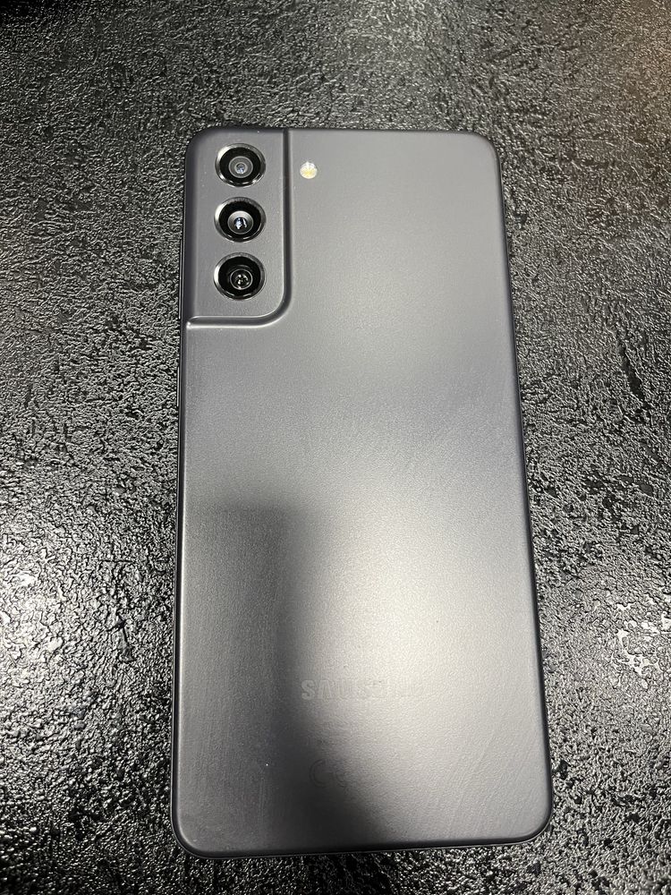 Samsung S21 FE с кутия