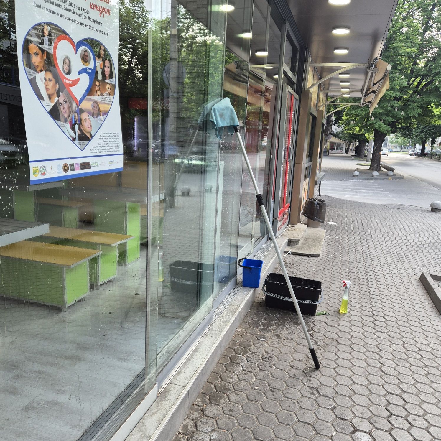 Професионално почистване на стъкла услугата се извършва и по домовете