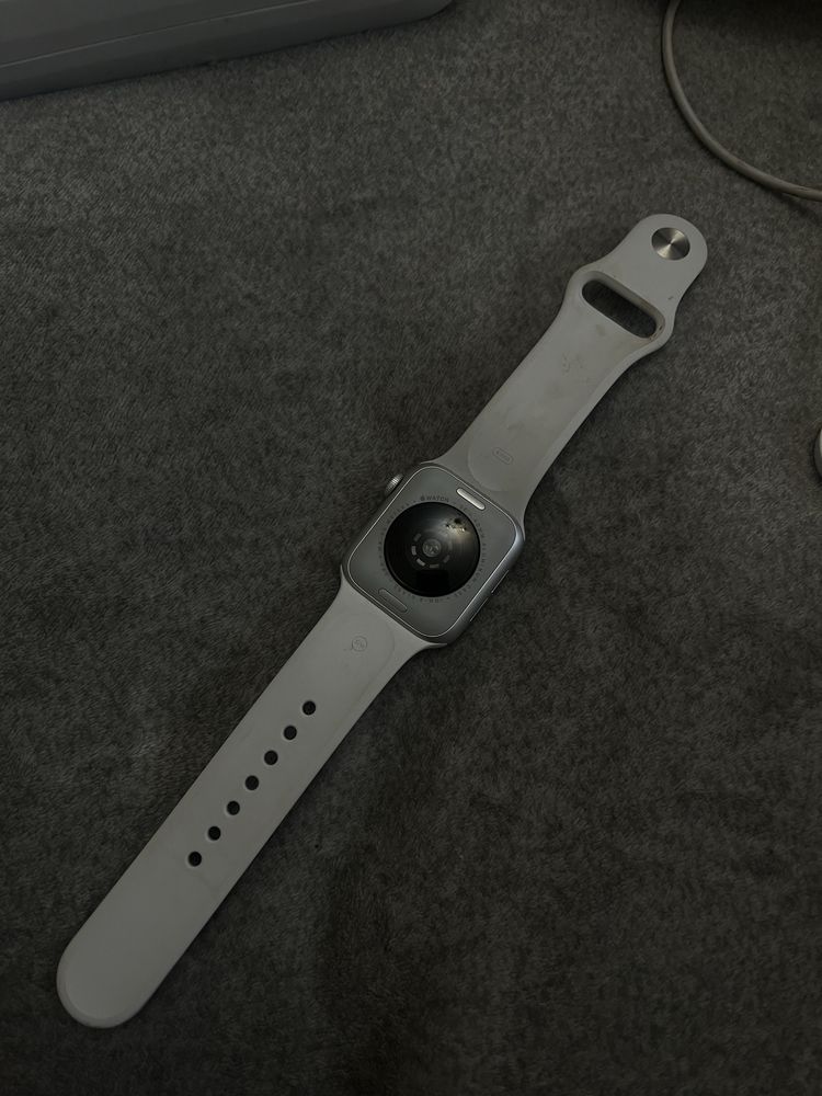 Продаю Apple watch SE 2 gen 44 mm, в хорошем состоянии.