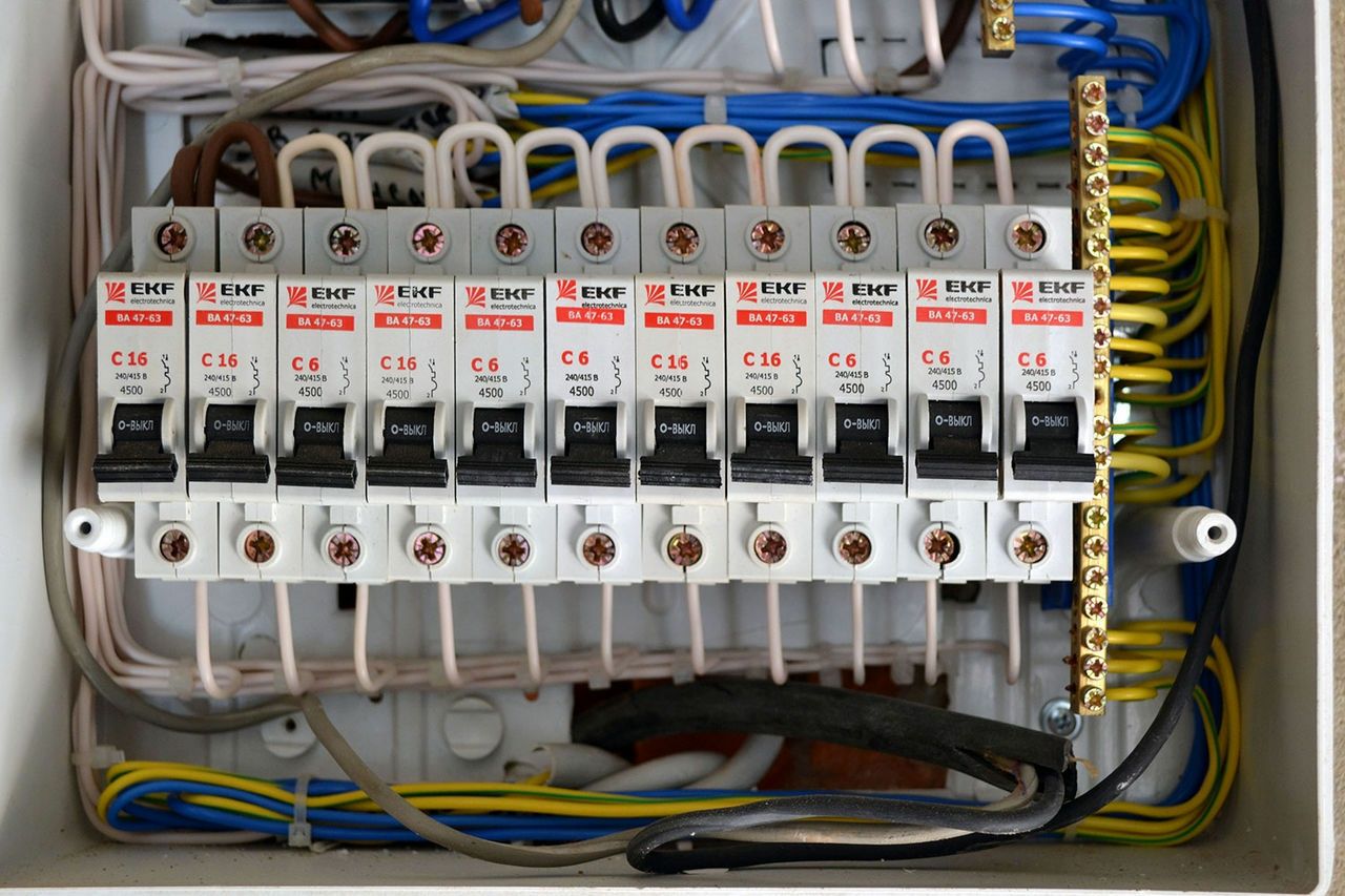 услуги электрика от розетки до полной замены проводки