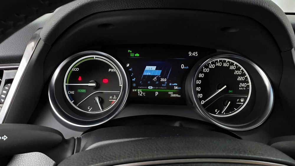 Toyota Camry 2.5 XLE Hybrid   31