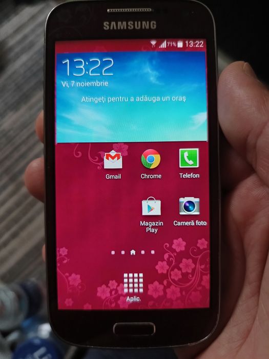 Vând telefon Samsung GT,în stare f buna. 
Este un telefon micuț cu toc