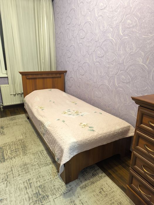 Срочно сотилади кровать ва трюмо