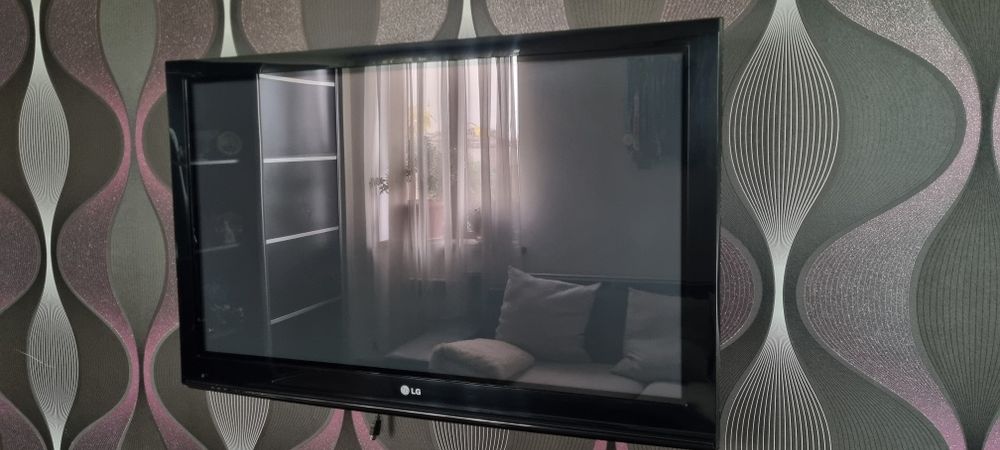 Телевизор LG, диагональ 42, не смарт