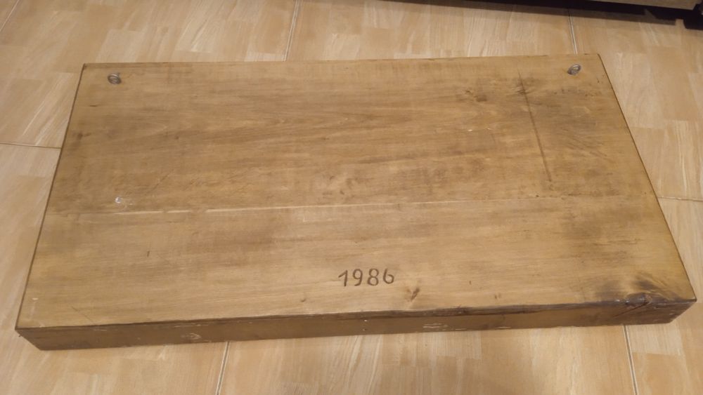 Sculptura Jan Procner, artist slovac, scena crama, joc carti, betivi