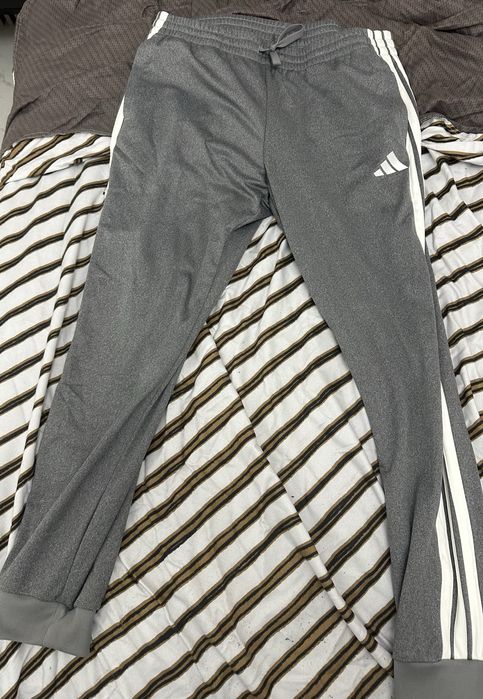 Pantaloni adidasi originali XL noi