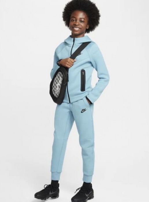 Оригинално долнище на Nike Tech! 128-137.см.