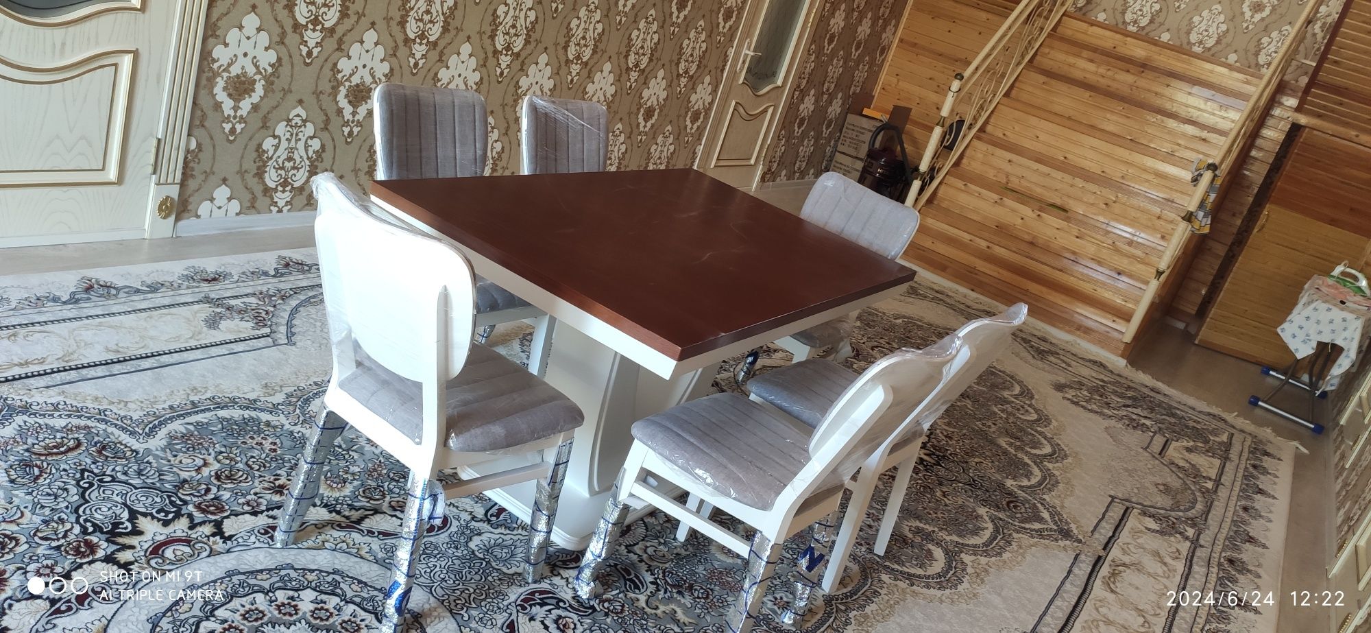 Кухонный стол и стулья