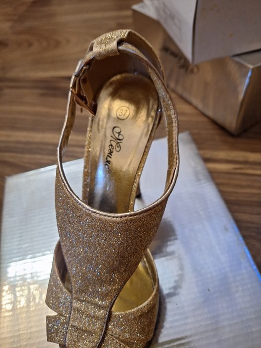 Златисти Обувки на Ток