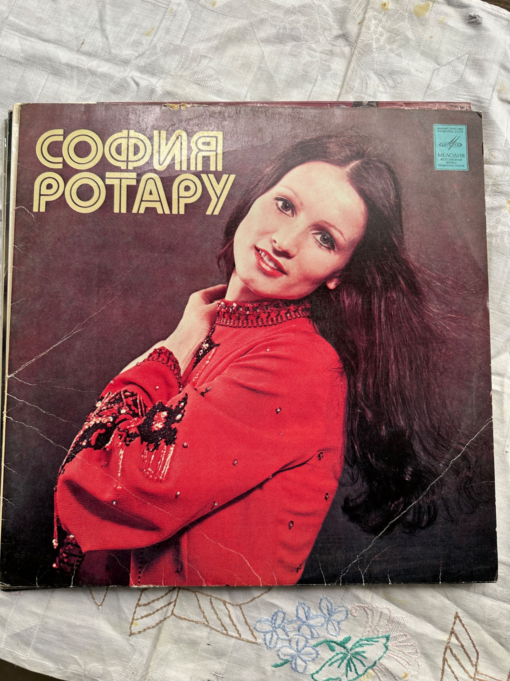 Продаю старые советские пластинки  и пластинки для граммофона