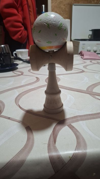 Vând kendama lotus
