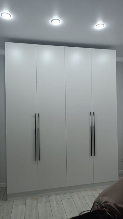 Шкаф распашной бело-серого цвета