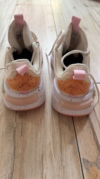 Teniși Adidas în stare foarte bună