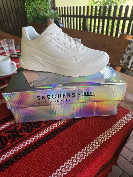 Adidasi Skechers noi