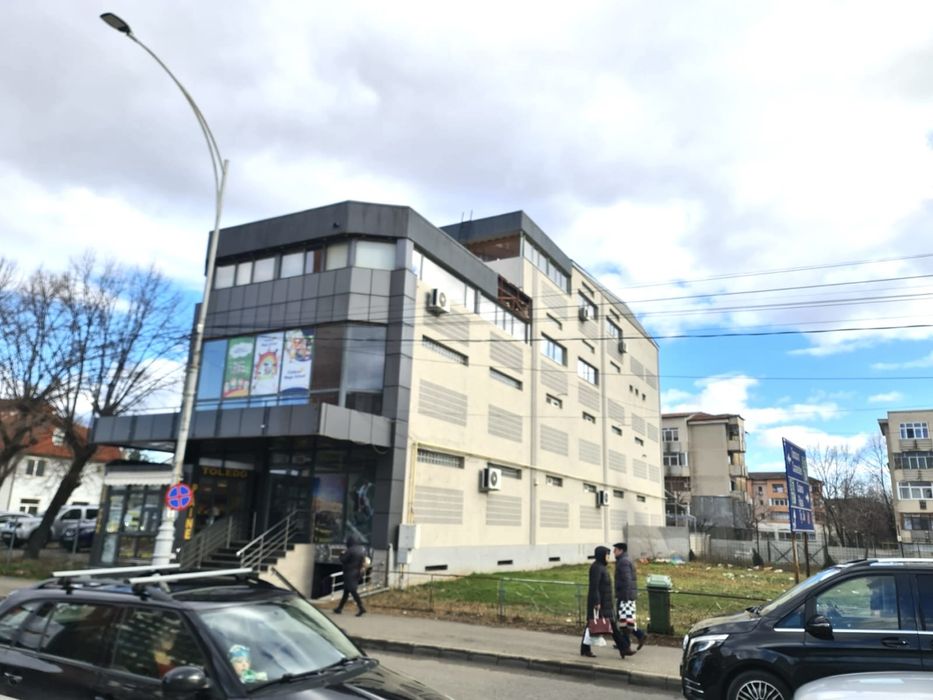 Vand cladire cu spatii comerciale si rezidentiale -hotel Traian