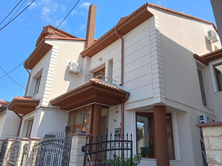 Echipa de meseriași servicii amenajări interior exterior