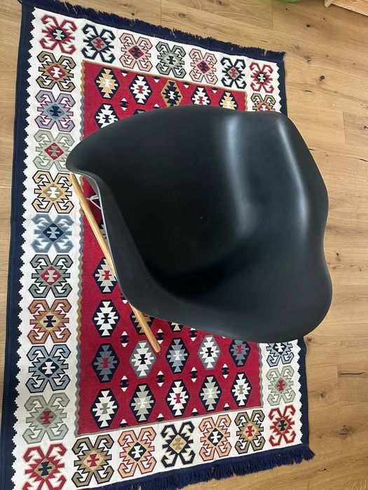 Люлеещ се стол и килим