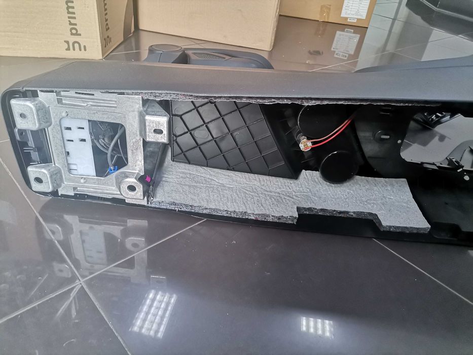 Централна Конзола BMW F45 F46 Комплект Индукционно Зарядно