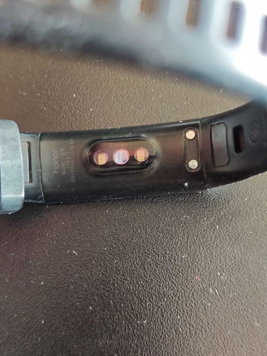 Продавам фитнес гривна Huawei Honor band 4