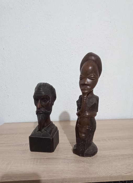 Няколко дървени фигури..