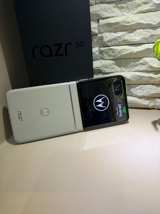 Motorola razr50, 256 GB, неразличима от нова.