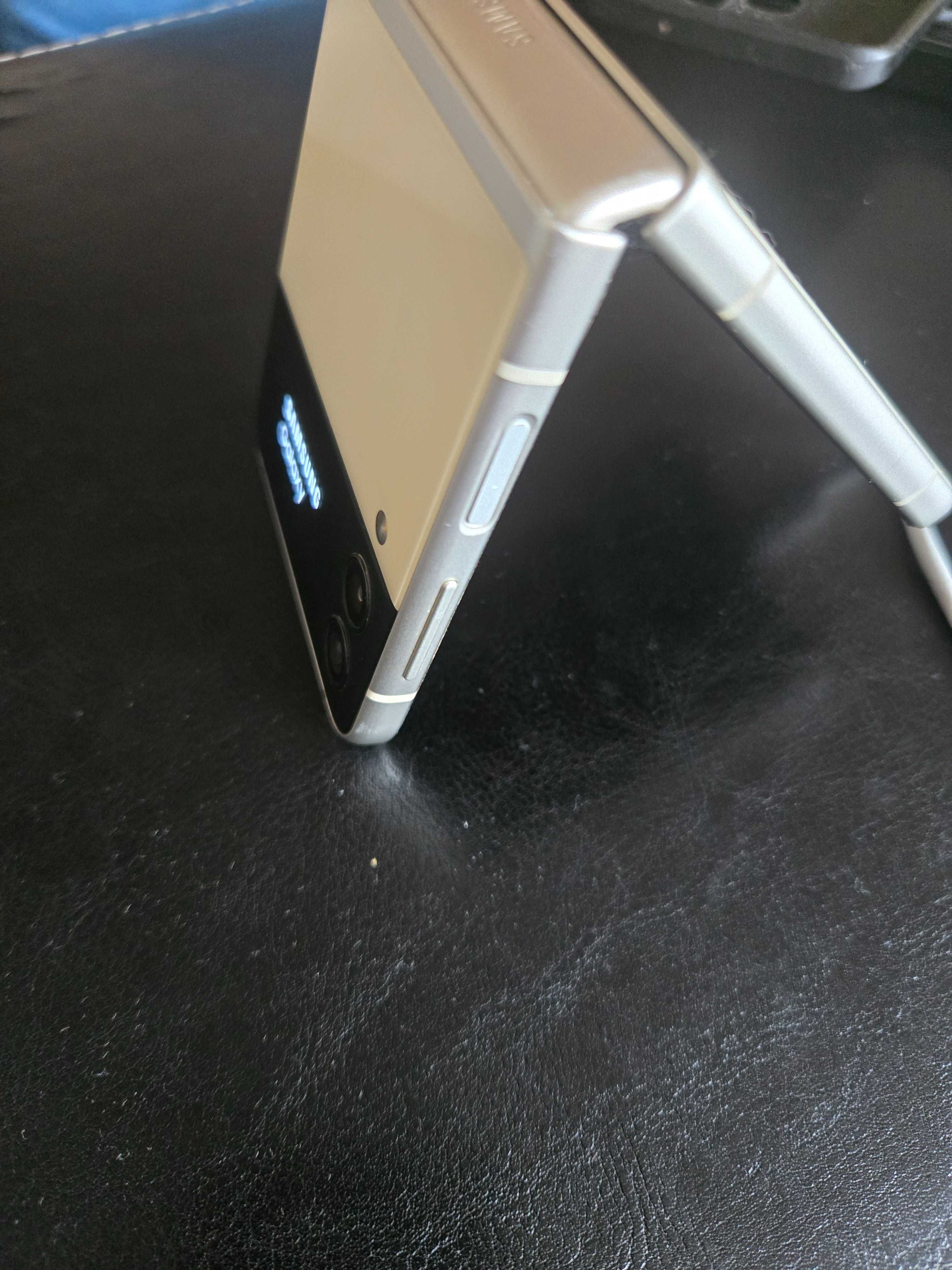 Телефон Samsung Galaxy Z flip 4